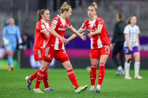 20 03 2026, Football, 1 Womens Bundesliga, SGS Essen FC Bayern München, Stadion Hafenstraße, Google Pixel Frauenbundesliga, 21 Matchday, Season 2025 2026 Giulia Gwinn FC Bayern Muenchen 07 claps her hands with Georgia Stanway FC Bayern Muenchen 31 Carolin Simon FC Bayern Muenchen 30 ab DFB regulations prohibit any use of photographs as image sequences and or quasi video Nordrhein Westfalen Germany