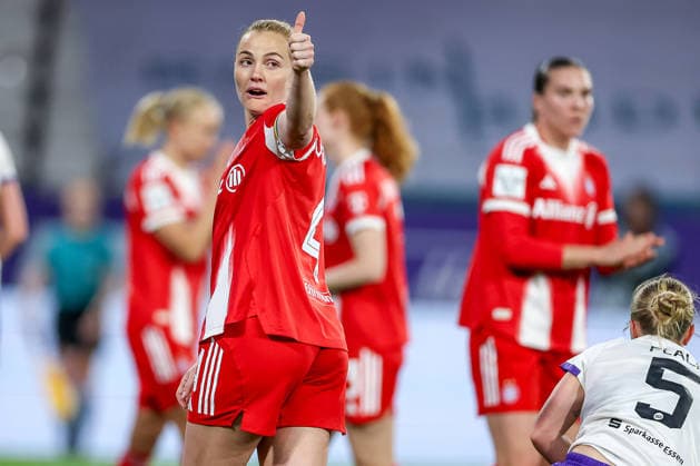 20 03 2026, Football, 1 Womens Bundesliga, SGS Essen FC Bayern München, Stadion Hafenstraße, Google Pixel Frauenbundesliga, 21 Matchday, Season 2025 2026 Glodis Viggosdottir FC Bayern Muenchen 04 positive thumbs up gesticulating on the pitch DFB regulations prohibit any use of photographs as image sequences and or quasi video Nordrhein Westfalen Germany