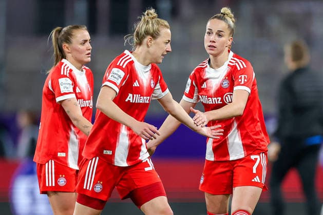 20 03 2026, Football, 1 Womens Bundesliga, SGS Essen FC Bayern München, Stadion Hafenstraße, Google Pixel Frauenbundesliga, 21 Matchday, Season 2025 2026 Giulia Gwinn FC Bayern Muenchen 07 claps her hands with Georgia Stanway FC Bayern Muenchen 31 Carolin Simon FC Bayern Muenchen 30 ab DFB regulations prohibit any use of photographs as image sequences and or quasi video Nordrhein Westfalen Germany