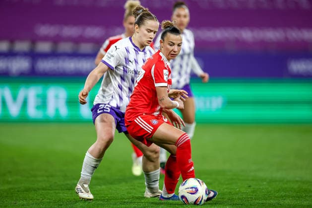 20 03 2026, Football, 1 Womens Bundesliga, SGS Essen FC Bayern München, Stadion Hafenstraße, Google Pixel Frauenbundesliga, 21 Matchday, Season 2025 2026 Paulina Platner SGS Essen 25 in duel against Arianna Caruso FC Bayern Muenchen 27 DFB regulations prohibit any use of photographs as image sequences and or quasi video Nordrhein Westfalen Germany