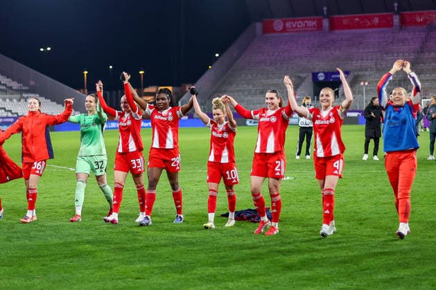 20 03 2026, Football, 1 Womens Bundesliga, SGS Essen FC Bayern Munich, Stadion Hafenstraße, Google Pixel Frauenbundesliga, 21 Matchday, Season 2025 2026 Final celebration after Bayerns 5 0 victory Laila Portella FC Bayern Muenchen 36 Ena Mahmutovic FC Bayern Muenchen 32 Luzie Zähringer FC Bayern Muenchen 33 Edna Imade FC Bayern Muenchen 29 Linda Dallmann FC Bayern Muenchen 10 Vanessa Gilles FC Bayern Muenchen 02 Glodis Viggosdottir FC Bayern Muenchen 04 DFB regulations prohibit any use of photographs as image sequences and or quasi video Nordrhein Westfalen Germany