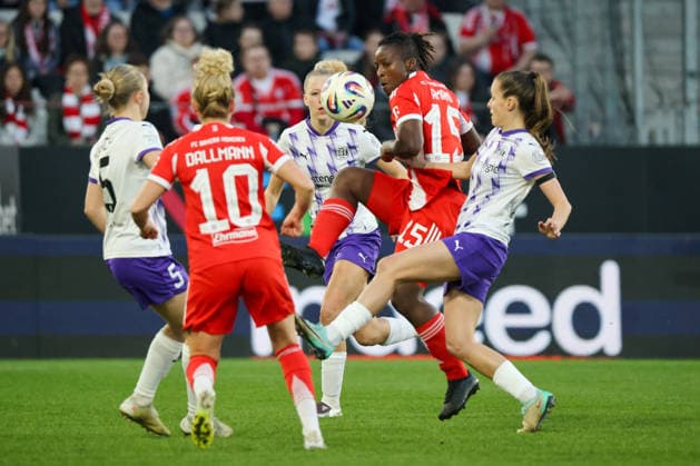 Essen, Germany 20 March 2026 1 Frauenbundesliga 21 Matchday SGS Essen vs FC Bayern Munich Women In the picture from left the third Bernadette Amani FCB and Shari van Belle SGS Copyright: HMBxMedia MadeleinexFantini