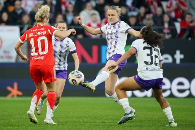 Essen, Germany 20 March 2026 1 Frauenbundesliga 21 Matchday SGS Essen vs FC Bayern Munich Women In the picture from left in a duel Linda Dallmann FCB , Paula Flach SGS and Ella Touon SGS Copyright: HMBxMedia MadeleinexFantini
