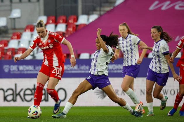 Essen, Germany 20 March 2026 1 Frauenbundesliga 21 Matchday SGS Essen vs FC Bayern Munich Women In the picture from left in a duel Franziska Kett FCB and Ella Touon SGS Copyright: HMBxMedia MadeleinexFantini