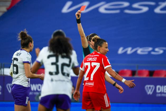 Essen, Germany 20 March 2026 1 Frauenbundesliga 21 Matchday SGS Essen vs FC Bayern Munich Women In the picture Jacqueline Meißner Meissner SGS , not in the picture, sees the red card and is sent off Copyright: HMBxMedia MadeleinexFantini