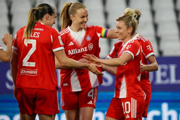 Essen, Germany 20 March 2026 1 Frauenbundesliga 21 Matchday SGS Essen vs FC Bayern Munich Women In the picture from left the third scorer Linda Dallmann FCB scores the goal for Bayern Munich and cheers with Vanessa Gilles FCB and Glodis Perla Viggosdottir FCB Copyright: HMBxMedia MadeleinexFantini