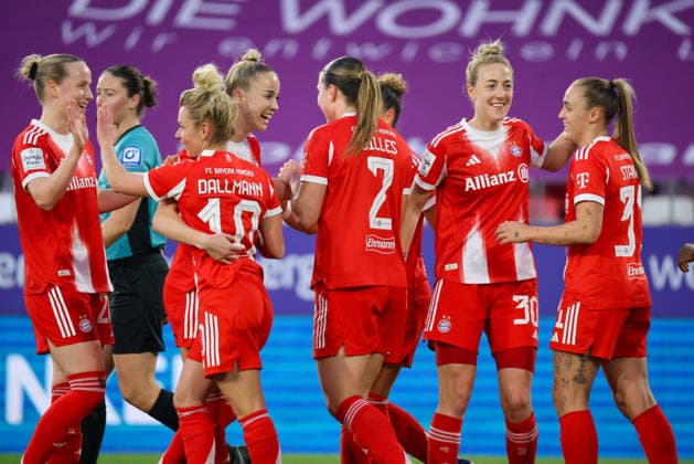 Essen, Germany 20 March 2026 1 Frauenbundesliga 21 Matchday SGS Essen vs FC Bayern Munich Women In the picture from left the second goal scorer Linda Dallmann FCB scores the goal to make it 2-0 for Bayern Munich and cheers with her teammates Copyright: HMBxMedia MadeleinexFantini