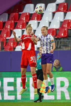 Essen, Germany 20 March 2026 1 Frauenbundesliga 21 Matchday SGS Essen vs FC Bayern Munich Women In the picture from left Carolin Simon FCB and Beke Sterner SGS in a header duel Copyright: HMBxMedia MadeleinexFantini