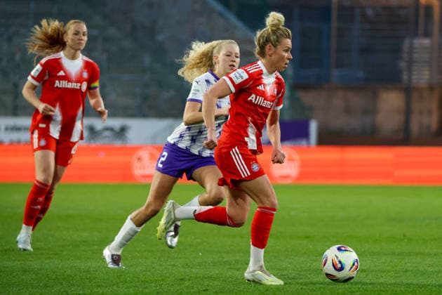 Essen, Germany 20 March 2026 1 Frauenbundesliga 21 Matchday SGS Essen vs FC Bayern Munich Women In the picture from left Julie Terlinden SGS and Linda Dallmann FCB in a running duel Copyright: HMBxMedia MadeleinexFantini