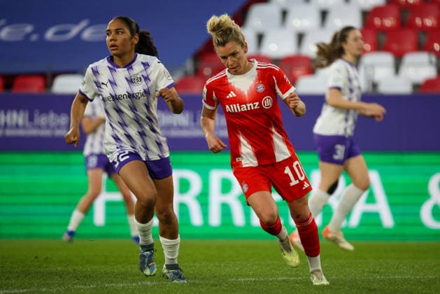 Essen, Germany 20 March 2026 1 Frauenbundesliga 21 Matchday SGS Essen vs FC Bayern Munich Women In the picture from left Ella Touon SGS and Linda Dallmann FCB Copyright: HMBxMedia MadeleinexFantini