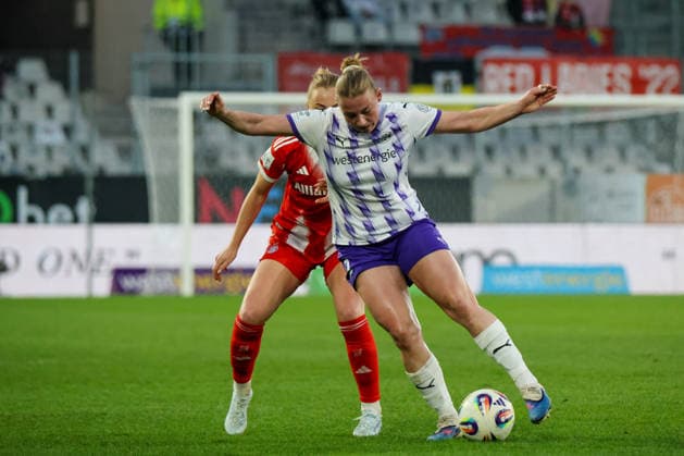Essen, Germany 20 March 2026 1 Frauenbundesliga 21 Matchday SGS Essen vs FC Bayern Munich Women In the picture from left in the duel Glodis Perla Viggosdottir FCB and Ramona Meier SGS Copyright: HMBxMedia MadeleinexFantini
