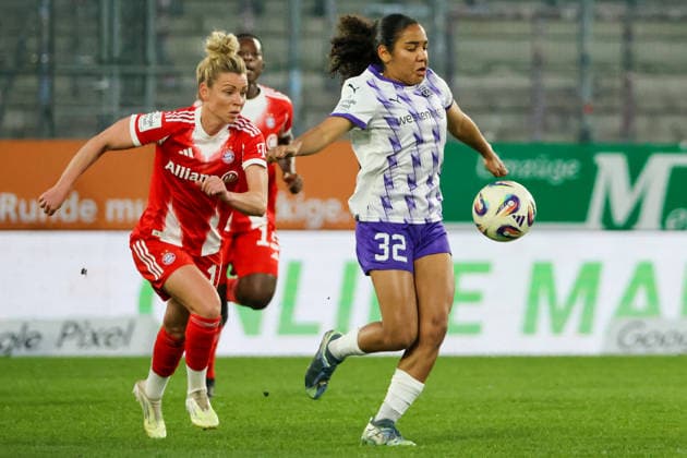 Essen, Germany 20 March 2026 1 Frauenbundesliga 21 Matchday SGS Essen vs FC Bayern Munich Women In the picture from left in the duel Linda Dallmann FCB and Ella Touon SGS Copyright: HMBxMedia MadeleinexFantini