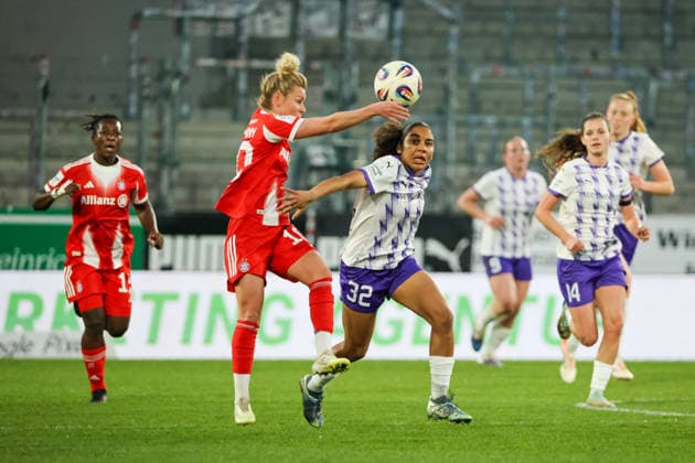 Essen, Germany 20 March 2026 1 Frauenbundesliga 21 Matchday SGS Essen vs FC Bayern Munich Women In the picture from left in the duel Linda Dallmann FCB and Ella Touon SGS Copyright: HMBxMedia MadeleinexFantini