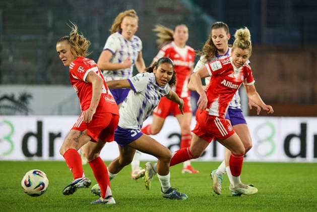 Essen, Germany 20 March 2026 1 Frauenbundesliga 21 Matchday SGS Essen vs FC Bayern Munich Women In the picture from left in a duel Georgia Stanway FCB , Ella Touon SGS and Linda Dallmann FCB Copyright: HMBxMedia MadeleinexFantini