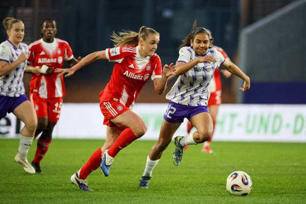 Essen, Germany 20 March 2026 1 Frauenbundesliga 21 Matchday SGS Essen vs FC Bayern Munich Women In the picture from left in a duel Georgia Stanway FCB and Ella Touon SGS Copyright: HMBxMedia MadeleinexFantini
