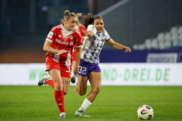 Essen, Germany 20 March 2026 1 Frauenbundesliga 21 Matchday SGS Essen vs FC Bayern Munich Women In the picture from left in a duel Georgia Stanway FCB and Ella Touon SGS Copyright: HMBxMedia MadeleinexFantini