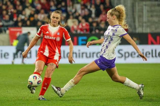 Essen, Germany 20 March 2026 1 Frauenbundesliga 21 Matchday SGS Essen vs FC Bayern Munich Women In the picture from left in the duel Georgia Stanway FCB and Julie Terlinden SGS Copyright: HMBxMedia MadeleinexFantini