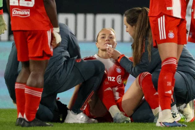 Essen, Germany 20 March 2026 1 Frauenbundesliga 21 Matchday SGS Essen vs FC Bayern Munich Women In the picture Glodis Perla Viggosdottir FCB injured on the pitch and receives medical treatment Copyright: HMBxMedia MadeleinexFantini
