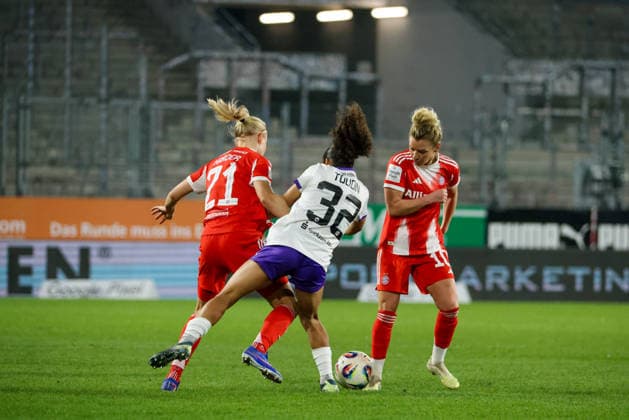 Essen, Germany 20 March 2026 1 Frauenbundesliga 21 Matchday SGS Essen vs FC Bayern Munich Women In the picture from left in a duel Pernille Harder FCB , Ella Touon SGS and Linda Dallmann FCB Copyright: HMBxMedia MadeleinexFantini