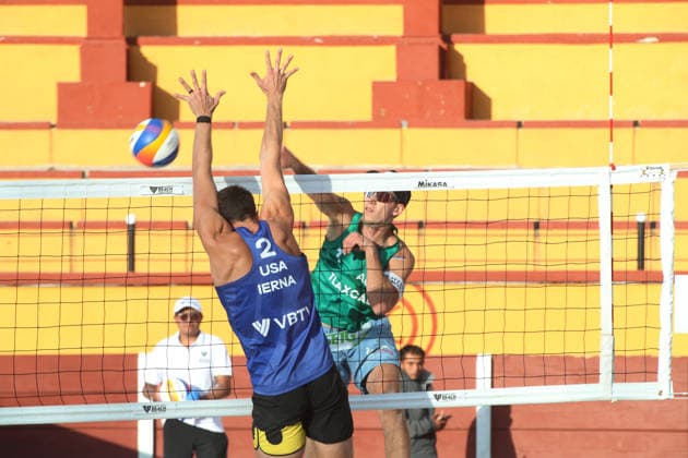 Men™s 2026 Volleyball World Beach Pro Tour - Round of 24 Pablo Pascariuc of Austria spikes the ball against Ryan Ierna of United States during the round of 24 match between United States and Austria for the Men™s 2026 Volleyball World Beach Pro Tour. on March 20, 2026 in Tlaxcala, Mexico. (Photo by Essene Hernandez Eyepix Group) Copyright: xEssenexHernandez xEyepixxGroupx EH_20032026_178360