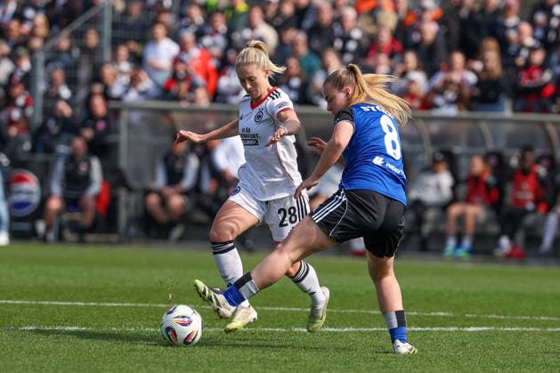 FRANKFURT AM MAIN, GERMANY 21 MARCH 2026 Eintracht Frankfurt Women v HSV Women, 1 Womens Bundesliga, Stadion am Brentanobad v l , Rebecka Blomqvist Eintracht Frankfurt , Svea Stoldt Hamburger SV , zweikampf, action, aktion, battles for the Ball Copyright: JoaquimxFerreira