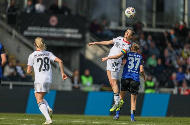 GER, Frankfurt, Eintracht Frankfurt vs Hamburger SV, Google Pixel Bundesliga, Football, DFB, Season 2025 2026, Stadion am Brentanobad, 21 Matchday in picture f l Laura Freigang Eintracht Frankfurt Women 10 , Paulina Bartz HSV Women DFB DFL REGULATIONS PROHIBIT ANY USE OF PHOTOGRAPHS AS IMAGE SEQUENCES AND OR QUASI VIDEO, 21 03 2026 Copyright: HMBxMedia HendrikxHamelau