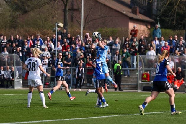 FRANKFURT AM MAIN, GERMANY 21 MARCH 2026 Eintracht Frankfurt Women vs HSV Women, 1 Womens Bundesliga, Stadion am Brentanobad v l , goalkeeper, goalkeeper Lea Paulick Hamburger SV in action, in action, Copyright: JoaquimxFerreira