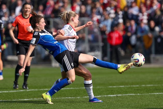 FRANKFURT AM MAIN, GERMANY 21 MARCH 2026 Eintracht Frankfurt Women vs HSV Women, 1 Womens Bundesliga, Stadion am Brentanobad v l , Lotta Wrede Hamburger SV , Nadine Andrina Riesen Eintracht Frankfurt zweikampf, action, aktion, battles for the Ball Copyright: JoaquimxFerreira