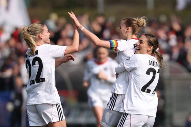FRANKFURT AM MAIN, GERMANY 21 MARCH 2026 Eintracht Frankfurt Women vs HSV Women, 1 Womens Bundesliga, Stadion am Brentanobad v l , Nadine Andrina Riesen Eintracht Frankfurt , Laura Freigang Eintracht Frankfurt , Ereleta Memeti Eintracht Frankfurt Goal celebration, celebrate the goal Copyright: JoaquimxFerreira