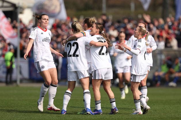 FRANKFURT AM MAIN, GERMANY 21 MARCH 2026 Eintracht Frankfurt Women vs HSV Women, 1 Womens Bundesliga, Stadion am Brentanobad v l , Goal celebration, celebrate the goal um Laura Freigang Eintracht Frankfurt Copyright: JoaquimxFerreira
