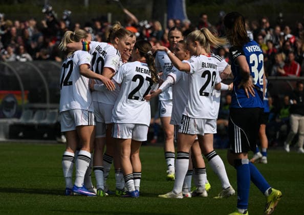 21 03 2026, xsltx, Fußball Google Pixel Frauen Bundesliga, Eintracht Frankfurt Hamburger SV 2 v l Laura Freigang Eintracht Frankfurt scores 1 0 and cheers with the team DFL DFB REGULATIONS PROHIBIT ANY USE OF PHOTOGRAPHS as IMAGE SEQUENCES and or QUASI VIDEO