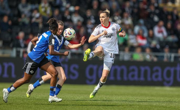 GER, Frankfurt, Eintracht Frankfurt vs Hamburger SV, Google Pixel Bundesliga, Football, DFB, Season 2025 2026, Stadion am Brentanobad, 21 Matchday in the picture from l Pauline Machtens Hamburger SV Women 28 , Laura Freigang Eintracht Frankfurt Women 10 , Duel DFB DFL REGULATIONS PROHIBIT ANY USE OF PHOTOGRAPHS AS IMAGE SEQUENCES AND OR QUASI VIDEO, 21 03 2026 Copyright: HMBxMedia HendrikxHamelau