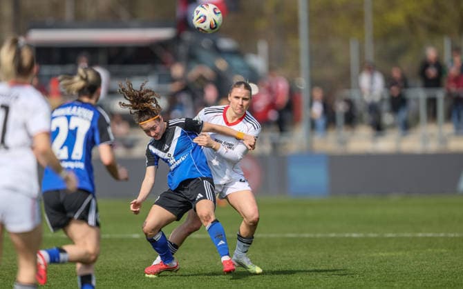 GER, Frankfurt, Eintracht Frankfurt vs Hamburger SV, Google Pixel Bundesliga, Football, DFB, Season 2025 2026, Stadion am Brentanobad, 21 Matchday in picture f l Melanie Brunnthaler Hamburger SV Women 11 , Jella Veit Eintracht Frankfurt Women 25 , Duel DFB DFL REGULATIONS PROHIBIT ANY USE OF PHOTOGRAPHS AS IMAGE SEQUENCES AND OR QUASI VIDEO, 21 03 2026 Copyright: HMBxMedia HendrikxHamelau