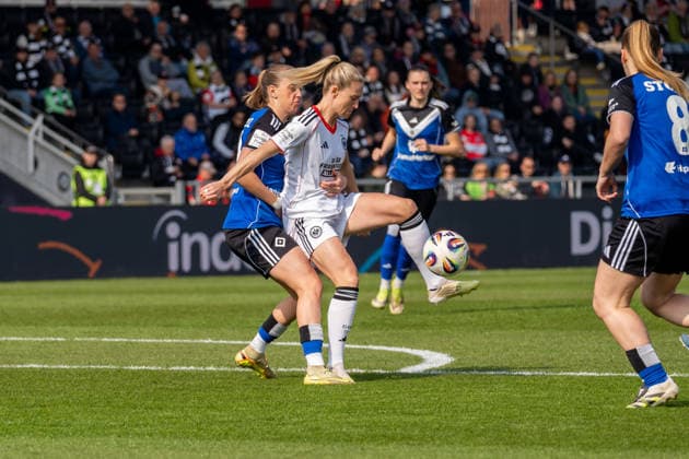 Match scene, duel, f l Victoria Schulz Hamburger SV, 19 , Rebecka Blomqvist Eintracht Frankfurt, 28 , Svea Stoldt Hamburger SV, 08 , GER, Eintracht Frankfurt vs Hamburger SV, Football, Google Pixel Womens Bundesliga, Matchday 21, Season 2025 2026, 21 03 2026, DFB REGULATES PROHIBIT ANY USE OF PHOTOGRAPHS AS IMAGE SEQUENCES AND OR QUASI VIDEO, GER, Eintracht Frankfurt vs Hamburger SV, Football, Google Pixel Womens Bundesliga, 21 Matchday, Season 2025 2026, 21 03 2026 Frankfurt Copyright: xEibner-Pressefoto J-NxGroemlingx EP_JGG