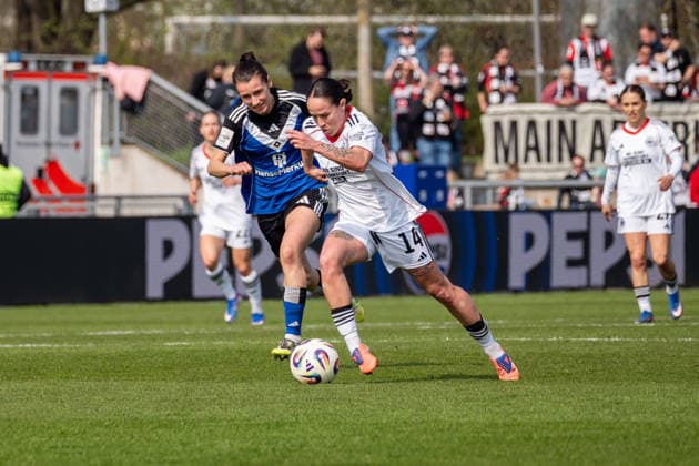 Game scene, duel, dribbling, v l Pauline Machtens Hamburger SV, 28 , Geraldine Reuteler Eintracht Frankfurt, 14 , GER, Eintracht Frankfurt vs Hamburger SV, Football, Google Pixel Womens Bundesliga, 21 Matchday, Season 2025 2026, 21 03 2026, DFB REGULATES PROHIBIT ANY USE OF PHOTOGRAPHS AS IMAGE SEQUENCES AND OR QUASI VIDEO, GER, Eintracht Frankfurt vs Hamburger SV, Football, Google Pixel Womens Bundesliga, 21 Matchday, Season 2025 2026, 21 03 2026 Frankfurt Copyright: xEibner-Pressefoto J-NxGroemlingx EP_JGG