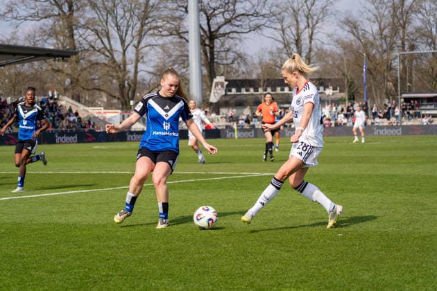 Match scene, offensive action, passing, v l Svea Stoldt Hamburger SV, 08 , Rebecka Blomqvist Eintracht Frankfurt, 28 , GER, Eintracht Frankfurt vs Hamburger SV, Football, Google Pixel Womens Bundesliga, Matchday 21, Season 2025 2026, 21 03 2026, DFB REGULATES PROHIBIT ANY USE OF PHOTOGRAPHS AS IMAGE SEQUENCES AND OR QUASI VIDEO, GER, Eintracht Frankfurt vs Hamburger SV, Football, Google Pixel Womens Bundesliga, 21 Matchday, Season 2025 2026, 21 03 2026 Frankfurt Copyright: xEibner-Pressefoto J-NxGroemlingx EP_JGG