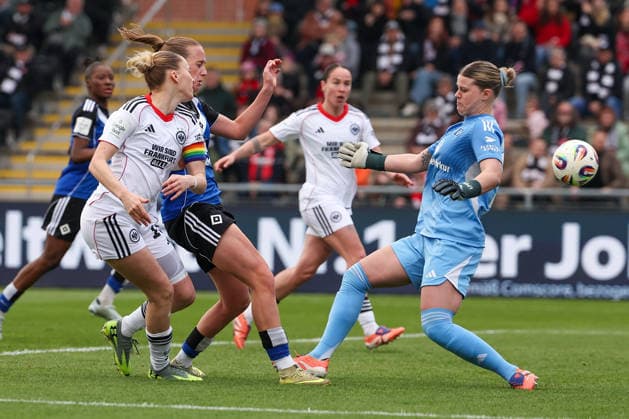 FRANKFURT AM MAIN, GERMANY 21 MARCH 2026 Eintracht Frankfurt Women v HSV Women, 1 Frauen Bundesliga, Stadion am Brentanobad v l , Laura Freigang Eintracht Frankfurt schiesst das Tor zum 2 0 scores the goal to, Victoria Schulz Hamburger SV , goalkeeper, Torhueterin Lea Paulick Hamburger SV Copyright: JoaquimxFerreira