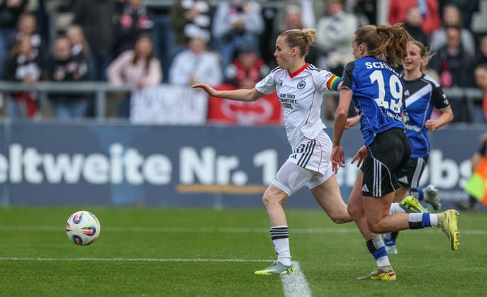 GER, Frankfurt, Eintracht Frankfurt vs Hamburger SV, Google Pixel Bundesliga, Football, DFB, Season 2025 2026, Stadion am Brentanobad, 21 Matchday in picture f l Laura Freigang Eintracht Frankfurt Women 10 on the way to 2 1, Victoria Schulz Hamburger SV Women 19 DFB DFL REGULATIONS PROHIBIT ANY USE OF PHOTOGRAPHS AS IMAGE SEQUENCES AND OR QUASI VIDEO, 21 03 2026 Copyright: HMBxMedia HendrikxHamelau