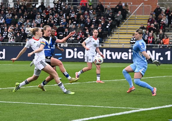 21 03 2026, xsltx, Fußball Google Pixel Frauen Bundesliga, Eintracht Frankfurt Hamburger SV v l Laura Freigang Eintracht Frankfurt scores the goal to 2 1, Hamburgs Torfrau Lea Paulick Hamburger SV hat das Nahsehen DFL DFB REGULATIONS PROHIBIT ANY USE OF PHOTOGRAPHS as IMAGE SEQUENCES and or QUASI VIDEO