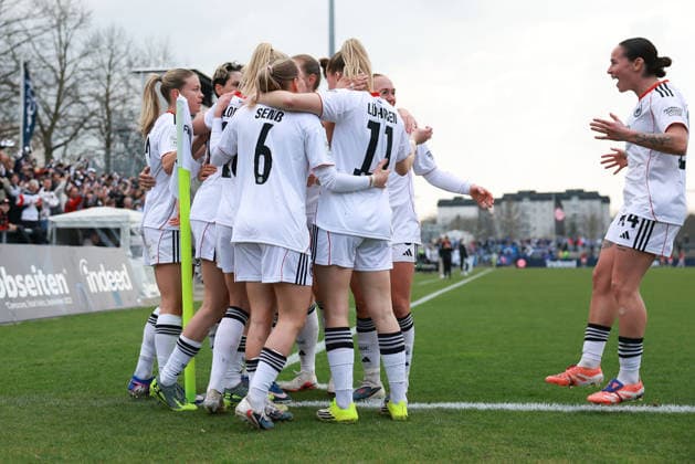 FRANKFURT AM MAIN, GERMANY 21 MARCH 2026 Eintracht Frankfurt Women vs HSV Women, 1 Womens Bundesliga, Stadion am Brentanobad v l , Goal celebration, celebrate the goal um Laura Freigang Eintracht Frankfurt Copyright: JoaquimxFerreira