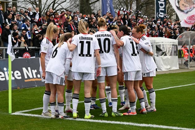 21 03 2026, xsltx, Fußball Google Pixel Frauen Bundesliga, Eintracht Frankfurt Hamburger SV 4 v l Laura Freigang Eintracht Frankfurt scores the goal for 2 1 and cheers with the team DFL DFB REGULATIONS PROHIBIT ANY USE OF PHOTOGRAPHS as IMAGE SEQUENCES and or QUASI VIDEO