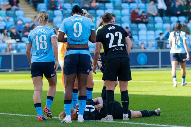 Manchester City Women v Tottenham Hotspur Women - Women s Super League 25 26 Manchester City s Vivianne Miedema header that Amanda Nilden own goals that is Manchester City s fifth goal of the match while Khadija Bunny Shaw falls on Molly Bartrip during match against Spurs - Women s Super League WSL 25 26 21.03.2026 Manchester Joie Stadium United Kingdom Copyright: xZacharyxLockex