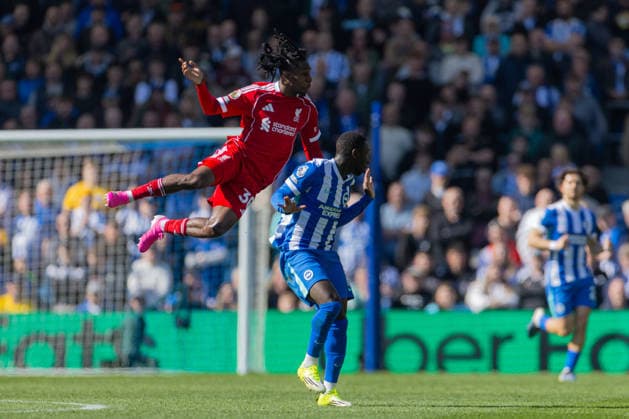 Football - FA Premier League - Brighton & Hove Albion FC v Liverpool FC BRIGHTON & HOVE, ENGLAND - Saturday, March 21, 2026: Liverpool s Jeremie Frimpong (L) challenges for a header with Brighton & Hove Albion s Yankuba Minteh during the FA Premier League match between Brighton & Hove Albion FC and Liverpool FC at the AMEX Community Stadium. (Photo by David Rawcliffe Propaganda) BRIGHTON & HOVE AMEX Community Stadium SUSSEX ENGLAND  Copyright: xDavidxRawcliffex P2026-03-21-Brighton_Liverpool-68