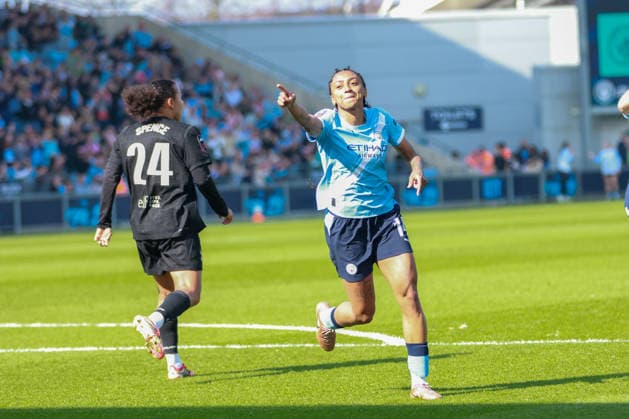 Manchester City Women v Tottenham Hotspur Women - Women s Super League 25 26 Manchester City s Kerolin scores thier teams fourth goal of the match and celebrates with pointing to Lauren Hemp during match against Spurs - Women s Super League WSL 25 26 21.03.2026 Manchester Joie Stadium United Kingdom Copyright: xZacharyxLockex