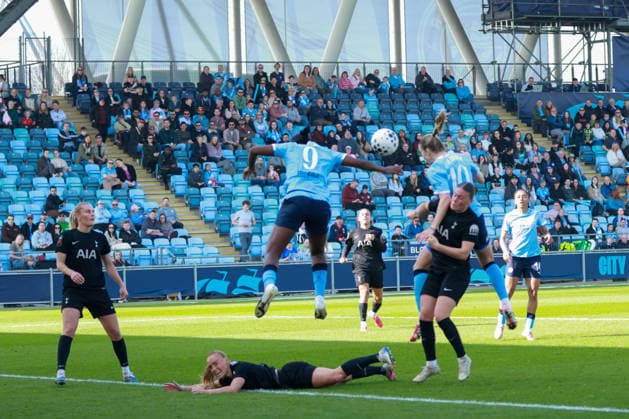 Manchester City Women v Tottenham Hotspur Women - Women s Super League 25 26 Manchester City s Vivianne Miedema header that Amanda Nilden own goals that is Manchester City s fifth goal of the match while Khadija Bunny Shaw falls on Molly Bartrip during match against Spurs - Women s Super League WSL 25 26 21.03.2026 Manchester Joie Stadium United Kingdom Copyright: xZacharyxLockex