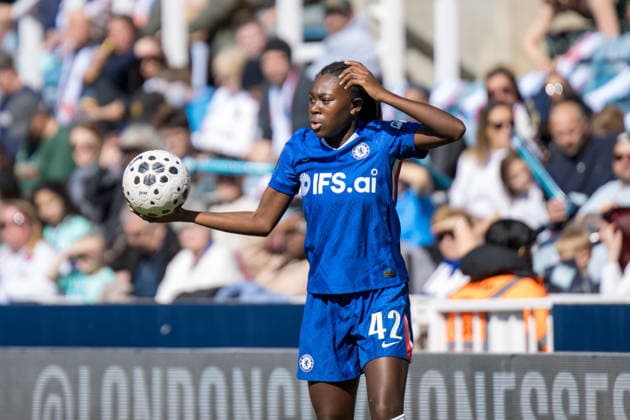 LONDON, ENGLAND - MARCH 21: Chloe Sarwie of Chelsea with a throw-in during the Barclays Womens Super League match between London City Lionesses and Chelsea at the The Den on March 21, 2026 in London, England. (Photo by Claire Jeffrey Sports Press Photo) Copyright: xClairexJeffreyx xSPPx Sportspressphoto_SPR114837