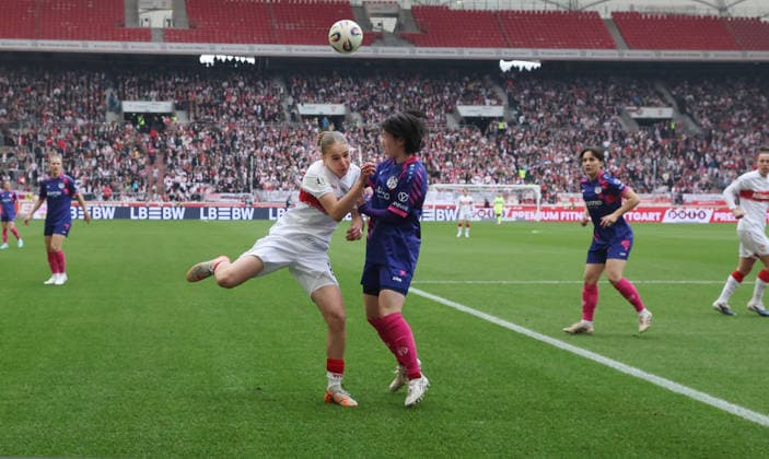 Stuttgart , Soccer Women 2 Bundesliga , VfB Stuttgart vs 1 FSV Mainz 05 , from left Muriel Dürr VfB Yurina Imai Mainz