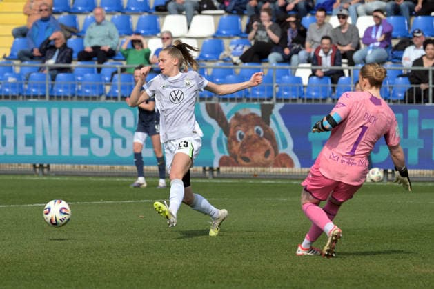Vivien Endemann VfL Wolfsburg, 25 am with ball in duel with Laura Dick TSG 1899 Hoffenheim, 1 in goal GER, TSG 1899 Hoffenheim vs VfL Wolfsburg , Football, Google Pixel Frauen Bundesliga, 21 Spieltag, Saison 2025 2026, 21 03 2026 DFB DFL regulations prohibit any use of photographs as image sequences and or quasi video GER, TSG 1899 Hoffenheim vs VfL Wolfsburg, Football, Google Pixel Frauen Bundesliga, Saison 2025 2026, 21 03 2026 Hoffenheim Copyright: xEibner-Pressefoto TobiasxBaurx EP_TBR