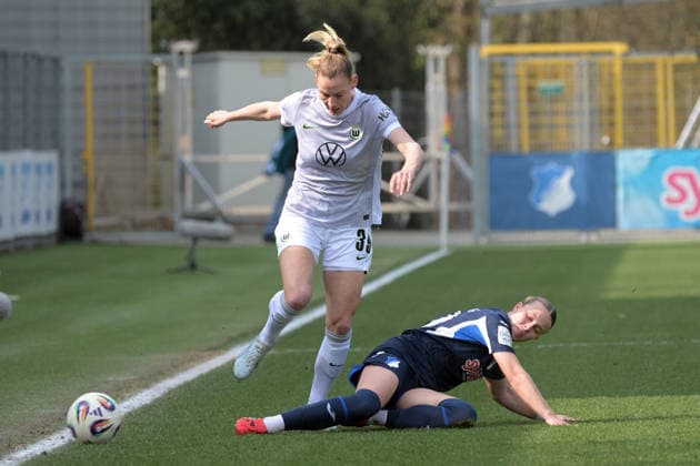 Sarai Linder VfL Wolfsburg, 39 am with ball in duel with Laura Gloning TSG 1899 Hoffenheim, 20 GER, TSG 1899 Hoffenheim vs VfL Wolfsburg , Football, Google Pixel Womens Bundesliga, 21 Matchday, Season 2025 2026, 21 03 2026 DFB DFL regulations prohibit any use of photographs as image sequences and or quasi video GER, TSG 1899 Hoffenheim vs VfL Wolfsburg, Football, Google Pixel Womens Bundesliga, Season 2025 2026, 21 03 2026 Hoffenheim Copyright: xEibner-Pressefoto TobiasxBaurx EP_TBR