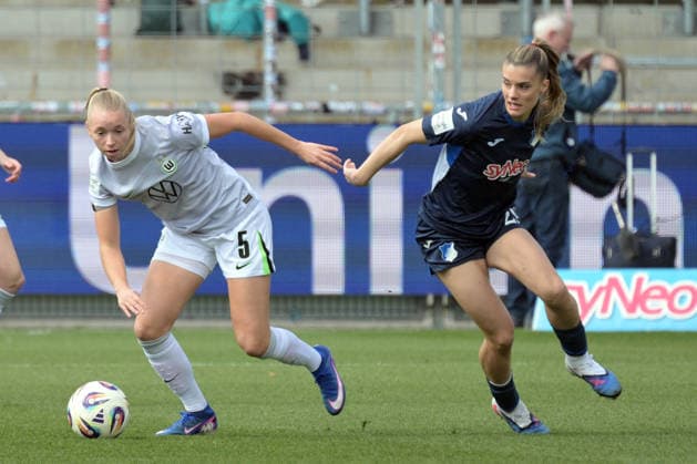 Ella Peddemors VfL Wolfsburg, 05 am with ball in duel with Selina Cercil TSG 1899 Hoffenheim, 29 GER, TSG 1899 Hoffenheim vs VfL Wolfsburg , Football, Google Pixel Womens Bundesliga, Matchday 21, Season 2025 2026, 21 03 2026 DFB DFL regulations prohibit any use of photographs as image sequences and or quasi video GER, TSG 1899 Hoffenheim vs VfL Wolfsburg, Fußball, Google Pixel Frauen Bundesliga, Saison 2025 2026, 21 03 2026 Hoffenheim Copyright: xEibner-Pressefoto TobiasxBaurx EP_TBR